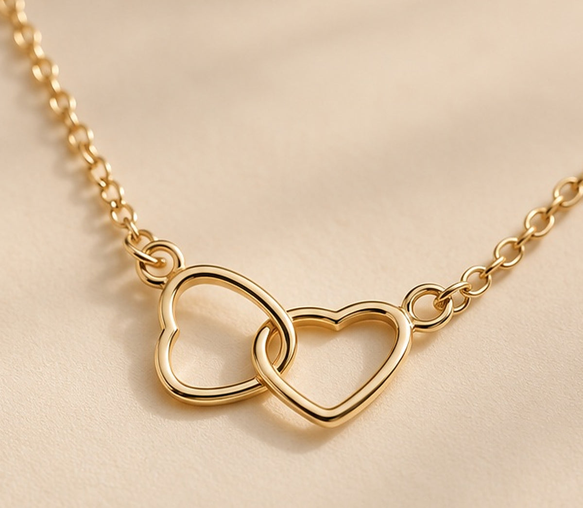 Collar doble corazón entrelazado oro, vista 2