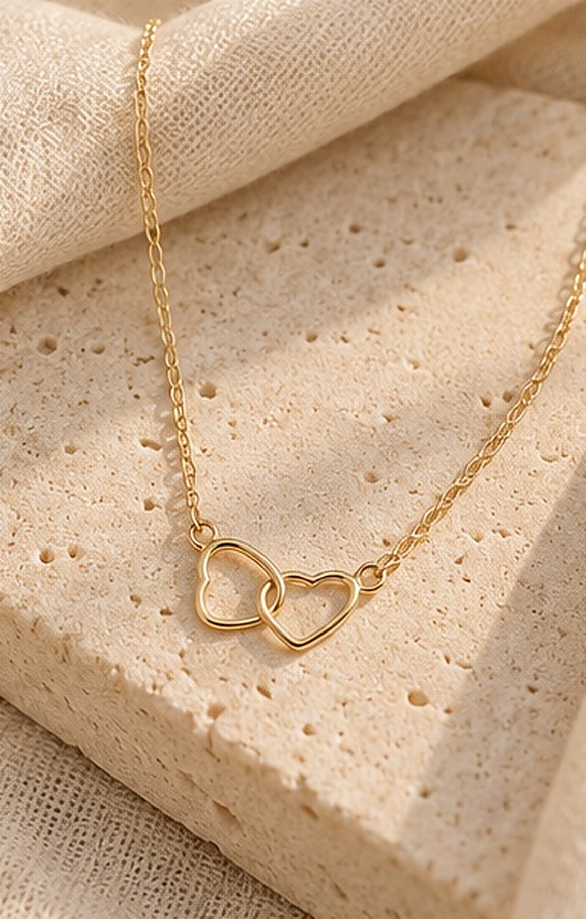 Collar doble corazón entrelazado oro, vista 4