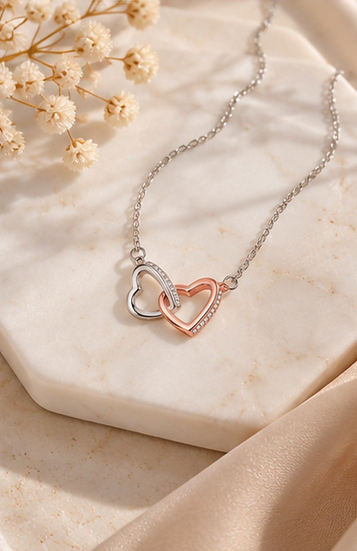 Collar doble corazón entrelazado bicolor, vista 4