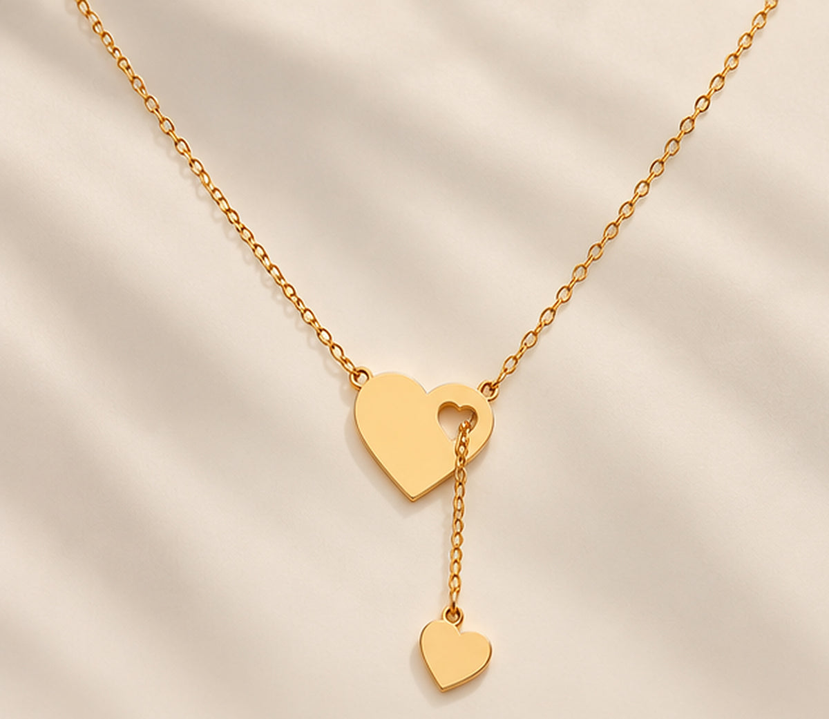 Collar corazón hueco dorado, vista 1